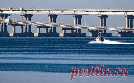 ЧП на Крымском мосту. Что известно к 8:30. В ночь на понедельник власти сообщили о «чрезвычайном происшествии» на Крымском мосту. Движение машин и поездов, а также паромов между Крымом и Кубанью приостановлено, погибли два человека. Главное о ситуации в материале РБК