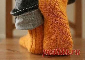 Носки, связанные по косой (Вязание спицами) Основной особенностью этих носков является то, что они вяжутся по косой. Поэтому носок менее эластичный, чем обычные носки, связанные по прямой, но он лучше сидит на ноге. //pagead2.googlesyndicati…