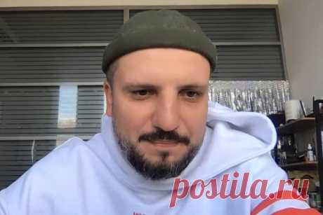 Популярный российский комик высказался о перспективе эмиграции. Участник юмористического шоу «Импровизаторы» на СТС Дмитрий Позов высказался о перспективе эмиграции. Поклонники спросили комика, действительно ли в преклонном возрасте он хотел бы жить в Италии. «Я хотел бы стареть в теплом и спокойном, красивом месте и со вкусной едой», — ответил он.