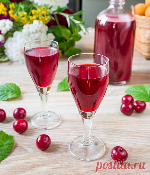 Вишневая наливка на водке на Вкусном Блоге Долгожданный рецепт наливки. Знаю, что у многих в этом году хороший урожай, поэтому больше не тяну. Ставьте уже ее поскорее! 🙂 В рецепте я привожу пропорцию на двухлитровую банку, но ее легко пересчитать, просто кликнув на объем тары над ингредиентами. Хотите ставить в трехлитровой – на здоровье 🙂 Вишню можно…