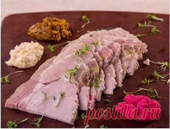 Запеченная свиная шейка

Нам потребуется:

Свиная шея без кости - 2-3 кг,
Хрен (готовый) - 50 г,
Кориандр сухой - 1 ч. ложка,
Тмин - 1/2 ч. ложки,
Розмарин - небольшой пучок,
Чеснок - 3-5 зубчиков,
Соль - 3 ст. ложки,
Черный перец горошком - 5-6 шт.,
Лавровый лист - 5 шт.,
Винный уксус - 2 ст. ложки.

Растворить соль в литре кипятка, добавить все остальные специи и травы. Когда температура воды снизится примерно до 50 градусов, так что руку можно опустить в воду, положить ...