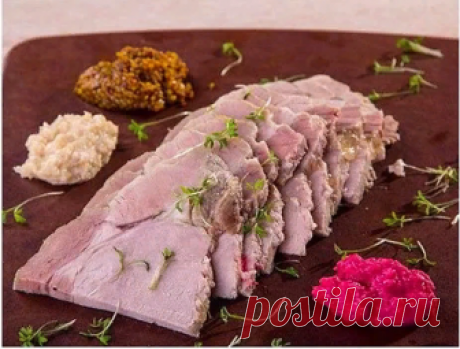 Запеченная свиная шейка

Нам потребуется:

Свиная шея без кости - 2-3 кг,
Хрен (готовый) - 50 г,
Кориандр сухой - 1 ч. ложка,
Тмин - 1/2 ч. ложки,
Розмарин - небольшой пучок,
Чеснок - 3-5 зубчиков,
Соль - 3 ст. ложки,
Черный перец горошком - 5-6 шт.,
Лавровый лист - 5 шт.,
Винный уксус - 2 ст. ложки.

Растворить соль в литре кипятка, добавить все остальные специи и травы. Когда температура воды снизится примерно до 50 градусов, так что руку можно опустить в воду, положить ...