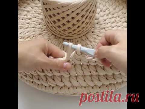 Вяжем крючком необычный столбик из т-пряжи на примере корзины - YouTube