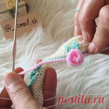 الجزء الثاني من فيديو الوردة 🌸

Video part 2 of the rose 🌸
.
.
#craftastherapy  #flower  #instacrochet #simplycrochetmag #crochetaddict #pastel #instalove #tutorial #yarnlove #design #doily #كروشية  #باترونات #وردة