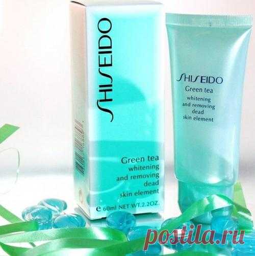 Пилинг ShiSeido Green Tea – это средство, помогающее достичь идеально чистой, гладкой и ровной кожи. Отшелушивающий пилинг обеспечивает необходимое кожному покрову очищение, улучшает его внешний вид и повышает жизненную силу. Кроме того, это средство отлично освежает и тонизирует эпидермис, придает ему ощущение комфорта и бархатистость. Деликатно удаляет поверхностные загрязнения, смягчая и увлажняя кожу. Способствует выводу шлаков и токсинов. Стимулирует клеточную регенер...