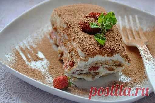 Клубничный тирамису

На 3 порции
100 г маскарпоне
1 яйцо
25 г сахара
6 савоярди
100 мл кофе
вино(клубничный ликёр это идеально подойдёт)
100 г клубники
какао

Желток взбить с сахаром до бела и смешать с маскарпоне.Белок взбить отдельно и аккуратно + к слив, массе. Кофе смешать с алкоголем, быстрым двиением обмокнуть печенье и выложить в форму,сверху 1/2 сливочной смеси,положить порезанную клубнику,слой печенья в кофе и сливоч,слой.И в холодильник на ночь.Посыпать какао,клубникой