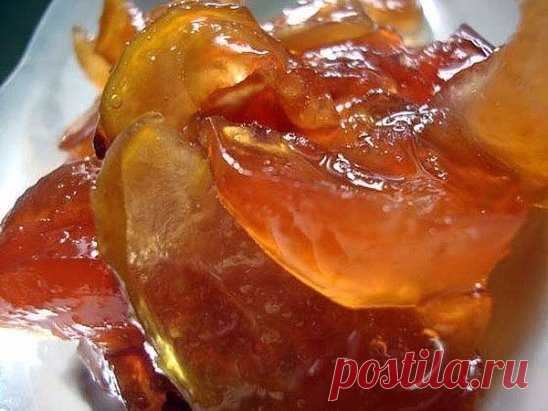 Прозрачное варенье из яблок - такое вкусное и красивое 
яблоки 1 кг 
сахар 1кг - 1кг 200гр 
-удалить сердцевины яблок 
-засыпать сахаром и оставить на 10-12 часов 
Яблоки с сахаром должны постоять какое-то время, чтобы выделился сироп. Удобнее всего нарезать яблоки вечером, к утру они уже будут в яблочно–сахарном сиропе. 
-дальше варить варенье из яблок на медленном огне, постоянно помешивая. 
Закипело, выключить его и оставить остывать и пропитываться сиропчиком. Только так варенье станет