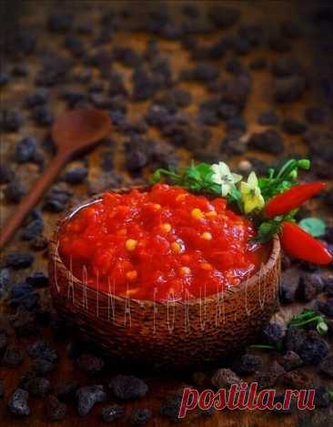 8 рецептов умопомрачительных соусов!

1. Абхазская жгучая аджика.

Аджика, в переводе с абхазского, означает « соль». Абхазы используют 2 термина: « апарыл-джика», что означает « соль с перцем» и "аджиктцатца»- соль, перетертая с « другими ингредиентами». Как у любого традиционного блюда, существует масса вариантов. Можно встретить аджику различных цветов: оранжевую, темную, зеленую, с добавлением грецких орехов свежих или сушеных трав по вкусу. Неизменным всегда оставалис...