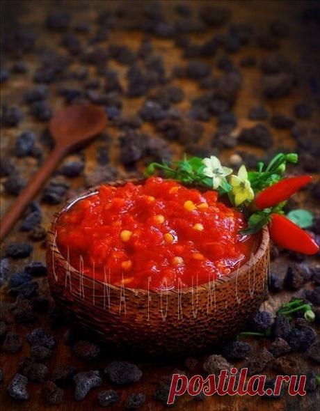 8 рецептов умопомрачительных соусов!

1. Абхазская жгучая аджика.

Аджика, в переводе с абхазского, означает « соль». Абхазы используют 2 термина: « апарыл-джика», что означает « соль с перцем» и "аджиктцатца»- соль, перетертая с « другими ингредиентами». Как у любого традиционного блюда, существует масса вариантов. Можно встретить аджику различных цветов: оранжевую, темную, зеленую, с добавлением грецких орехов свежих или сушеных трав по вкусу. Неизменным всегда оставалис...