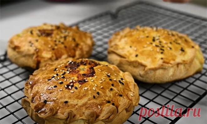 Делаем курник не большим, а сразу порционно. Удобно брать с собой и сок никогда не вытекает