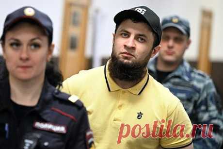 Усыпившего 30 россиян «лимонадного отравителя» приговорили к 15 годам колонии. Басманный районный суд Москвы приговорил «лимонадного отравителя» Мурата Сабанова, который угощал прохожих отравленной газировкой в центре Москвы и похищал их вещи к 15 годам колонии строгого режима. Мужчина знакомился с людьми, распивающими алкогольные напитки, и предлагал им попробовать лимонад.