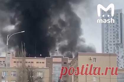 Стала известна предполагаемая причина пожара в погрануправлении ФСБ. Причиной пожара в погрануправлении ФСБ в Ростове-на-Дону стало воспламенение проводки. По предварительным данным, пламя с кабеля перекинулось на емкости с горюче-смазочными материалами. Это произошло на втором этаже двухэтажного кирпичного здания. Площадь пожара составила 800 квадратных метров.