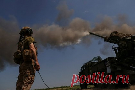 Два дома оказались повреждены из-за обстрела приграничного российского региона. Из-за обстрела Вооруженных сил Украины (ВСУ) Брянской области оказались повреждены два жилых дома. Об этом сообщил губернатор приграничного российского региона Александр Богомаз « Пострадавших нет. В результате обстрела имеются повреждения двух жилых домовладений, зданий детского сада, магазина», — сообщил он.