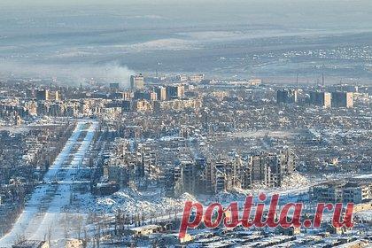 Боец ВС России рассказал о сдаче ВСУ в плен под Артемовском из-за плотного огня. Военные Вооруженных сил Украины (ВСУ) сдаются в плен под Артемовском из-за плотного артогня, а также отсутствия провизии и поддержки. Об этом рассказал российский боец с позывным Чех. «Не могут передвигаться, по ним все работают, их никто не кормит, не поит, не помогает», — объяснил Чех.