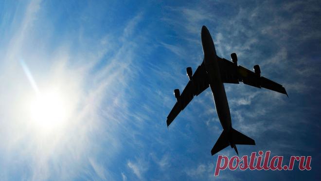 Названа причина сигнала бедствия на рейсе Москва - Пхукет. Причиной сигнала бедствия, который подал летевший из Москвы в Пхукет самолет, стало возгорание одного из двигателей. Об этом сообщает Telegram-канал Mash. По его информации, пожар уже ликвидирован. В настоящее время воздушное судно, на ...