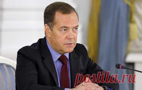 Медведев прокомментировал убийство Кузьминова словами &quot;собаке - собачья смерть&quot;. Замглавы Совбеза РФ не стал развивать эту тему и комментировать то, как именно умер перебежчик