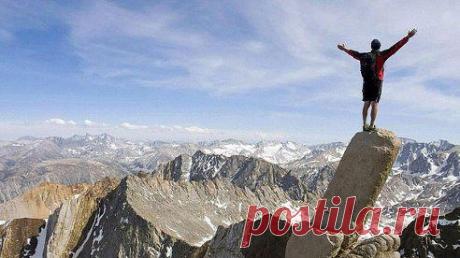 Жизнь ломает сильнейших, ставя их на колени, чтобы доказать, что они могут подняться. Слабаков же она не трогает, они и так всю жизнь на коленях.