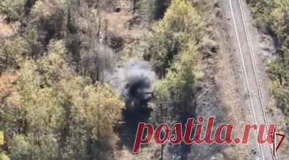 Бойцы Росгвардии уничтожили украинскую ДРГ в курском приграничье. Бойцы спецподразделения Росгвардии с помощью дрона-камикадзе уничтожили украинскую ДРГ, укрывшуюся за брошенным грузовиком в одном из приграничных районов Курской области. Мото-FPV расчёт определил наиболее выгодное место для запуска квадрокоптера, с которого велось наблюдение за противником и дальнейшая координация оператора дрона-камикадзе. После уничтожения ДРГ группа оперативно поменяла местоположение. Читать далее