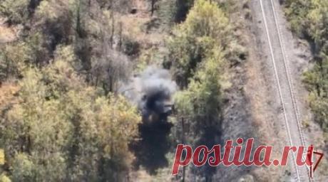 Бойцы Росгвардии уничтожили украинскую ДРГ в курском приграничье. Бойцы спецподразделения Росгвардии с помощью дрона-камикадзе уничтожили украинскую ДРГ, укрывшуюся за брошенным грузовиком в одном из приграничных районов Курской области. Мото-FPV расчёт определил наиболее выгодное место для запуска квадрокоптера, с которого велось наблюдение за противником и дальнейшая координация оператора дрона-камикадзе. После уничтожения ДРГ группа оперативно поменяла местоположение. Читать далее