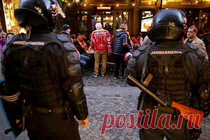 Главный комендант полиции Польши объяснил случайный выстрел из гранатомета. Главный комендант полиции Польши генерал Ярослав Шимчик объяснил, почему в штаб-квартире польской полиции, из которой он был госпитализирован, произошел случайный выстрел из гранатомета. «Когда я переставлял использованные гранатометы, которые были подарками от украинцев, произошел взрыв», — поделился он.