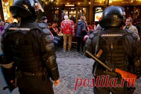 Главный комендант полиции Польши объяснил случайный выстрел из гранатомета. Главный комендант полиции Польши генерал Ярослав Шимчик объяснил, почему в штаб-квартире польской полиции, из которой он был госпитализирован, произошел случайный выстрел из гранатомета. «Когда я переставлял использованные гранатометы, которые были подарками от украинцев, произошел взрыв», — поделился он.