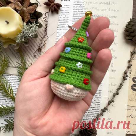 PDF Новогодний Гном крючком. FREE crochet pattern; Аmigurumi doll patterns. Амигуруми схемы и описания на русском. Вязаные игрушки и поделки своими руками #amimore - гном к Новому году, маленький гномик из обычной пряжи, кукла, куколка, ёлочная игрушка, брелок.