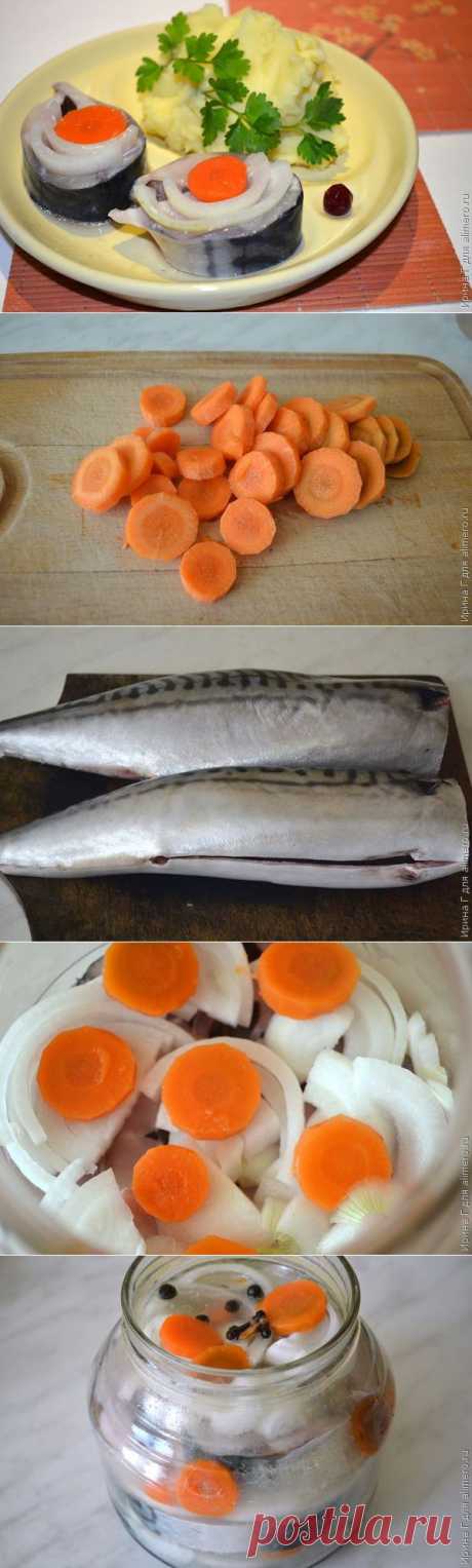 Маринованная скумбрия с луком и морковью.