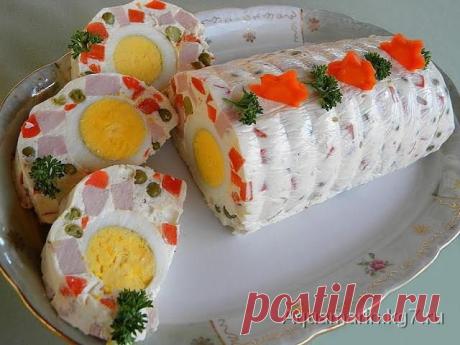 Праздничный салат-желе с овощами, ветчиной и яйцом