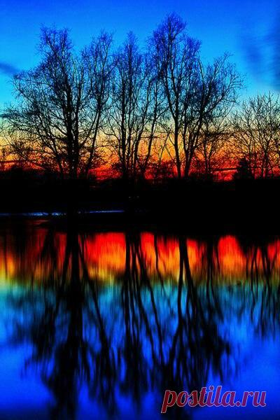 Живут во мне воспоминания,
живут во сне и наяву.
Они — тепло мое весеннее,
моя мечта, мое везение,
моя надежда и спасение.
Пока я помню, — я живу.

Роберт Рождественский