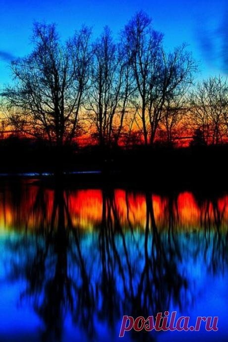 Живут во мне воспоминания,
живут во сне и наяву.
Они — тепло мое весеннее,
моя мечта, мое везение,
моя надежда и спасение.
Пока я помню, — я живу.
Роберт Рождественский