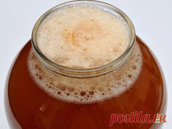 КВАС . КОТОРЫЙ ПРОДАЮТ В БОЧКАХ ЛЕТОМ ПОВСЮДУ.
5 литров холодной воды
2 столовых ложки цикория(обычного, без всяких добавок вкусовых)
чайную ложку лимонной кислоты
650 гр сахара
Всё соединим, и ставим на огонь чтоб закипело.
Как закипит, отключаем и пускай стоит охлаждается до парного молока.
Засыпаем пол пачки дрожжи (сафт момент,11-ти граммовая которая)
Стоит часа 3-4, чтоб появилась пена.
Как увидели, что появилась пена, пробуем на вкус (уже должен быть как квас только ...