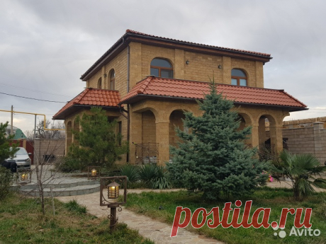 Дом 270 м² на участке 10 сот. Продам уютный, функциональный дом в средиземноморском стиле. Постройка 2015 года, строился для себя, свет - три фазы, газ, вода - скважина 100м (есть ТУ на городскую, труба в метре от участка), "историческая" брусчатка, очень много ручной ковки, эксклюз...