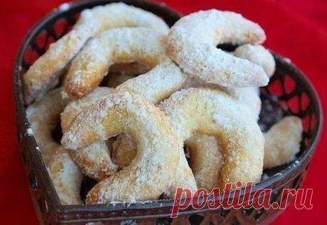 Очень и очень вкусные, рассыпчатые, тающие во рту ванильные рогалики

Это потрясающе вкусное печенье. Ароматное, рассыпчатое печенье в тающей пахнущей ванилью сахарной пудре – это просто невероятно вкусно. Очень советую попробовать. Оно просто не может не понравится.

Готовое печенье храним в жестяной или стеклянной банке.

Ингредиенты на 60 шт:
- 200 г сливочного масла
- 65 г сахарной пудры
- 10 г сахарной пудры с натуральной ванилью
- 1 яйцо
- 180 г муки
- 200 г смолотог...