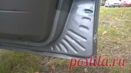избавляемся от рыжиков — бортжурнал Лада Приора Седан светло серо-зеленый 2011 года на DRIVE2 Рассказ владельца Лада Приора седан — самостоятельный ремонт. Решил значит я один день выделить для удаления ржи под дверьми. Прикупил балончик краски серебряной с эффектом молотка и преобразователь ржавчины. Ну и насадку металлическую щетку на дрель.
Зачистил места пузырящейся краски до металла, кисточкой промазал преобразователем. В местах где была ржавчина…