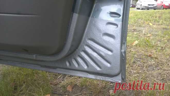 избавляемся от рыжиков — бортжурнал Лада Приора Седан светло серо-зеленый 2011 года на DRIVE2 Рассказ владельца Лада Приора седан — самостоятельный ремонт. Решил значит я один день выделить для удаления ржи под дверьми. Прикупил балончик краски серебряной с эффектом молотка и преобразователь ржавчины. Ну и насадку металлическую щетку на дрель.
Зачистил места пузырящейся краски до металла, кисточкой промазал преобразователем. В местах где была ржавчина…