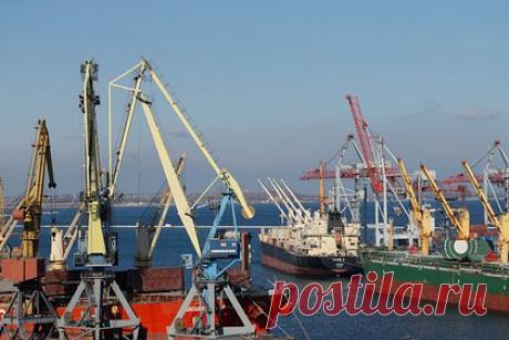 Украина приостановила движение по временному коридору в Черном море. Украина приостановила движение по временному коридору в Черном море на день. «По полученной информации, движения судов по коридору на вход и выход завтра, 26 октября 2023 года, не будет», — сказано в заявлении АМПУ о прекращении движения из одесских портов, откуда экспортируют зерно.
