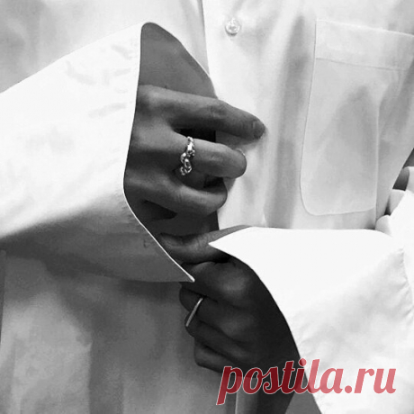 нам обоим к лицу рубашки, 
тебе в клетку, а мне смирительная. 
тебя жутко пугают букашки, 
а мой морфий - успокоительное. 

у тебя за плечами - крылья, 
они белые, светом маятся, 
у меня они только пылью 
заросли и совсем не справятся, 

с делом тем, что других важнее, - 
за тобой бы хоть чуть угнаться. 
от тебя так любовью веет, 
остаётся зубами клацать. 

но есть то, что ужасней прочего, 
с чем не справится мне, - подлецу. 
у тебя и меня, - общего, - 
лишь рубашки. обоим к лицу.