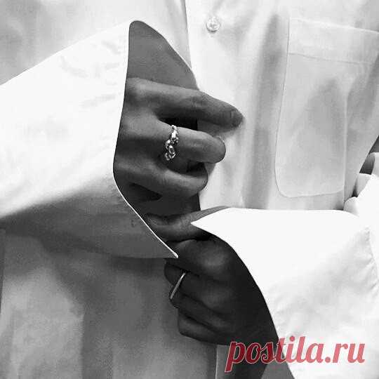 нам обоим к лицу рубашки, 
тебе в клетку, а мне смирительная. 
тебя жутко пугают букашки, 
а мой морфий - успокоительное. 

у тебя за плечами - крылья, 
они белые, светом маятся, 
у меня они только пылью 
заросли и совсем не справятся, 

с делом тем, что других важнее, - 
за тобой бы хоть чуть угнаться. 
от тебя так любовью веет, 
остаётся зубами клацать. 

но есть то, что ужасней прочего, 
с чем не справится мне, - подлецу. 
у тебя и меня, - общего, - 
лишь рубашки. обоим к лицу.