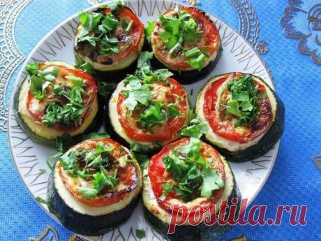 ЦУККИНИ - МИКС !!!  **Кабачки 1-2шт -кружки в 1,5-2см., соль, перец. *В духовку на 7мин, при 180. *Затем на каждый кружок кабачка: кружок томата, тертый сыр - и в духовку на 5мин. *Декор: зелень.