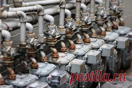 Евросоюз закупился слишком большим количеством газа. Из-за возможного дефицита газа зимой страны Евросоюза (ЕС) закупили слишком большие объемы топлива, что привело к переполнению хранилищ и снижению цен на топливо. При этом хорошая погода зимой поможет ЕС безболезненно пройти отопительный сезон, а рецессия так и не наступит.