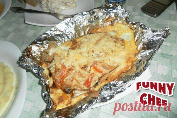 Funny Chef • Рецепты
Запеченная скумбрия
▬▬▬▬▬▬▬▬▬▬▬▬▬▬▬▬▬▬▬▬▬▬▬▬▬▬▬▬
Ингредиенты:

• Свежая скумбрия - 1 шт. (без головы);
• Свежий болгарский красный перчик - 1 шт.;
• Репчатый лук - половинка;
• Тертый сыр твердых сортов;
• Лимон - половинка;
• Соль, специи для рыбы;
• Майонез или сметана.