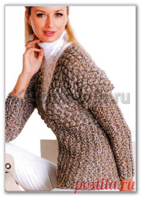 Вязание спицами. Женские модели. Цельновязанный жакет на молнии, с V-вырезом, и с узором Шиповник. Размеры: 46