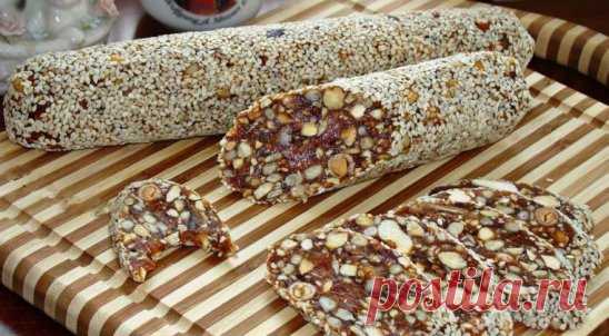 Финиковая колбаска
Вкусный и полезный десерт из сухофруктов. В сочетании с орешками это лакомство очень подходит как для постного питания, так и тем, кто следит за своей фигурой.
Сохрани и приготовь 
Ингредиенты:
Финики (без косточек) — 250 г
Курага — 250 г
Кунжут — 100 г
Семечки подсолнуха — 50 г
Орехи кешью — 150 г
Цедра апельсина — 1 шт.
Корица — 1 щепотка
Кардамон — 1 щепотка
Приготовление:
1. Пропустить через мясорубку финики (очищенные от косточек) и курагу.
2. Все орешки и половин
