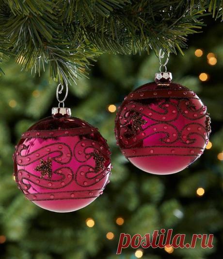 Новый год во всю к нам мчится, Чудо ведь должно случиться, И ждать осталось не так долго, Горит огнями ярко елка! Каким он будет, этот праздник, Что принесет с собою вновь, Я знаю! Принесет он счастье, Надежду, веру и любовь!