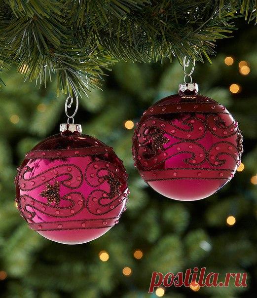 Новый год во всю к нам мчится, Чудо ведь должно случиться, И ждать осталось не так долго, Горит огнями ярко елка! Каким он будет, этот праздник, Что принесет с собою вновь, Я знаю! Принесет он счастье, Надежду, веру и любовь!