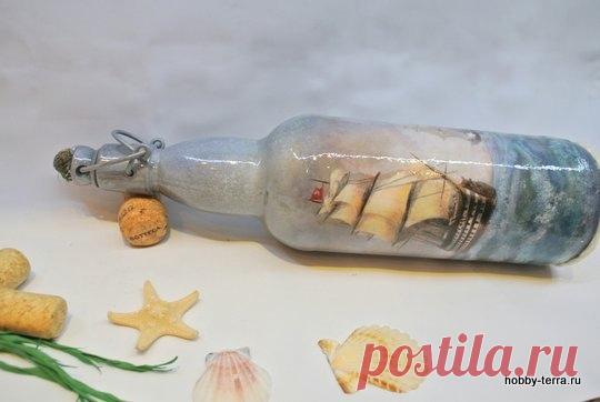 Бутылка для домашнего вина "Морские приключения"

Материалы:
— бутылка с бугельной пробкой;
— лаки и краски на водной основе;
— грунт для стекла в аэрозоле;
— распечатка картины Айвазовского «Бой брига «Меркурий»;
— малярный скотч или липкая лента;
— аэрозольная краска и лак;
— томповки;
— художественные кисти;
— сизалевый шпагат;
— термопистолет;
— ракушки для декора.