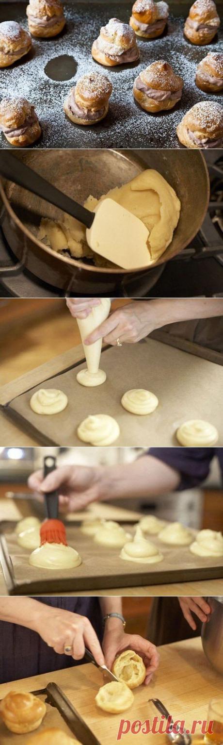 Профитроли с кремом-бурбон
Ингредиенты:
белок 1 шт.
бурбон 1 ст. л.
вода 3/4 стакана
желток 1 шт.
жирные сливки 1 стакан
какао-порошок 2 ст. л.
молоко 1/4 стакана
мука 1 стакан
сахар 3 ст. л.
сахарная пудра для посыпки
сливочное масло 6 ст. л.
яйца 3 шт.