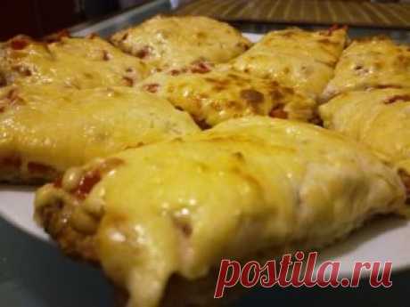 Диетическая пицца из куриного фарша Диетическая пиццу из куриного фарша идеально подходит всем любителям правильного питания и диет. Готовится куриная пицца без дрожжей, без муки и без теста. Получается идеальное белковое блюдо для ужина, которое смело можно включать в свой рацион на правильном питании, тем более его калорийность и количества белка не оставит вас равнодушными!