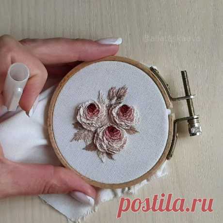 И ещё пару штрихов... так и бывает. Нарисовал мотив, вышил,  смотришь результат- и чего-то не хватает😁... здесь, самое главное, вовремя остановиться,  как говорят мои феи, а можно довышивать брошку доя пухляша с размера а6 на а5 или уже только в рамку😍😍😍

Всем крепкого иммунитета!!!

___________
#вышивка #вышиваем #вышивкаручнойработы #вышивкадляблокнота #вышивкарозы #бразильскиерозочки #бразильскаявышивка #embroideryartist #embroiderydesign #embroidery #embroideryrose...