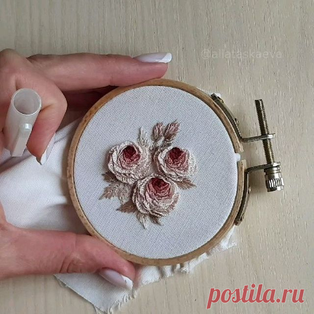 И ещё пару штрихов... так и бывает. Нарисовал мотив, вышил,  смотришь результат- и чего-то не хватает😁... здесь, самое главное, вовремя остановиться,  как говорят мои феи, а можно довышивать брошку доя пухляша с размера а6 на а5 или уже только в рамку😍😍😍

Всем крепкого иммунитета!!!

___________
#вышивка #вышиваем #вышивкаручнойработы #вышивкадляблокнота #вышивкарозы #бразильскиерозочки #бразильскаявышивка #embroideryartist #embroiderydesign #embroidery #embroideryrose...